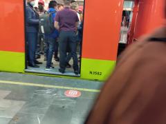 Usuario del metro aborda un vagón. En Metro Tacubaya dirección Barranca del Muerto. Fotografía tomada el 21 de junio del 2021 a las 10:16:43 2021 por Ulises Felipe Chávez Valdovinos.