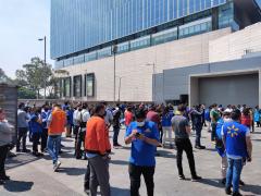 Simulacro del sismo. Se ve a empleados del Walmart fuera del área de carga. Plaza Portal San Ángel, Barranca del Muerto. Fotografía tomada el 21 de junio del 2021 a las 11:33:01 2021 por Ulises Felipe Chávez Valdovinos