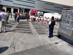 Simulacro del sismo. Empleados de salchichonería del Walmart fuera del área de carga. Plaza Portal San Ángel, Barranca del Muerto. Fotografía. tomada el 21 de junio del 2021 a las 11:37:44 2021 por Ulises Felipe Chávez Valdovinos.