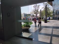 Simulacro del sismo. Gran fila de clientes que va de regreso a la plaza Portal San Ángel, Barranca del Muerto. Fotografía. tomada el 21 de junio del 2021 a las 11:53:07 2021 por Ulises Felipe Chávez Valdovinos