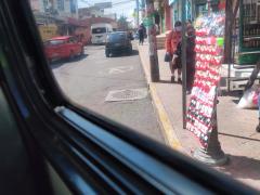Peatones con cubrebocas en colonia El Rosal. Fotografía: Ulises Felipe Chávez Valdovinos