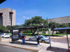 Dos mujeres esperando transporte frente al COLMEX y al FCE. Fotografía: Ulises Felipe Chávez Valdovinos