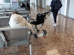 Segundo Piso del Hospital Regional Adolfo López Mateos del ISSSTE. Se observa a pocos pacientes. Al fondo, la caseta de citas de gineco y obstetricia. Fotografía del 24 de junio del 2021 por Ulises Felipe Chávez Valdovinos.