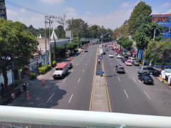Afueras del del Hospital Regional Adolfo López Mateos del ISSSTE. Se observa la Avenida Universidad y al fondo el parque Viveros. Fotografía del 24 de junio del 2021 por Ulises Felipe Chávez Valdovinos.