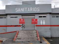 Entrada del metro Barranca del Muerto, donde está la escultura, los baños se encuentran con sellos de suspensión del metro. Fotografía del 25 de junio del 2021 por Ulises Felipe Chávez Valdovinos.