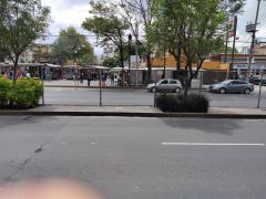 Puestos de comida del lado de la escultura, en metro Barranca del Muerto. Fotografía del 25 de junio del 2021 por Ulises Felipe Chávez Valdovinos.