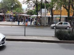 Puestos de comida del lado de la escultura, en metro Barranca del Muerto. Fotografía del 25 de junio del 2021 por Ulises Felipe Chávez Valdovinos.