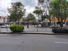 Puestos de comida del lado de la escultura, en metro Barranca del Muerto. Fotografía del 25 de junio del 2021 por Ulises Felipe Chávez Valdovinos.