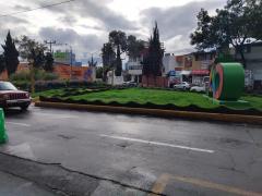 Afueras de la alcaldía Álvaro Obregón. Se observan las letras ÁO, estilo pueblo mágico. Los negocios de los alrededores no tienen señalizaciones sobre covid19. En col. Tolteca, del. Álvaro Obregón. Fotografía del 28 de junio del 2021 por Ulises Felipe Chávez Valdovinos.