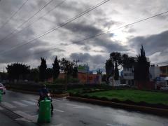 Afueras de la alcaldía Álvaro Obregón. Se observan las letras ÁO, estilo pueblo mágico. Un motociclista en calle Canario, col. Tolteca, del. Álvaro Obregón. Fotografía del 28 de junio del 2021 por Ulises Felipe Chávez Valdovinos.