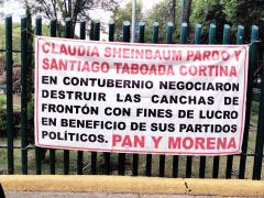 Lona contra Claudia Sheinbaum y Santiago Taboada. Afuera metro San Antonio. Fotografía del 29 de junio del 2021 por Ulises Felipe Chávez Valdovinos.