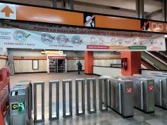 Lona que explica el uso correcto del cubrebocas al interior del metro San Pedro de los Pinos. Fotografía del 29 de junio del 2021 por Ulises Felipe Chávez Valdovinos.