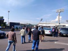 Afuera del Estadio Universitario. Población de entre 30 a 39 años que va a recibir la primera dosis de la vacuna AstraZéneca. Fotografía del 6 de julio del 2021 por Ulises Felipe Chávez Valdovinos.