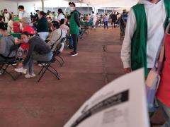Pasillo del Estadio Universitario. Población de entre 30 a 39 años que va a recibir la primera dosis de la vacuna AstraZéneca. Se observa al personal de salud preparando las vacunas. Fotografía del 6 de julio del 2021 por Ulises Felipe Chávez Valdovinos.