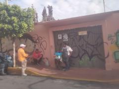 Captura de pantalla donde se observa un vendedor de tacos de canasta con cubrebocas en el cuello y dos comensales sin cubrebocas en el minuto 00:03:52. Av. San Jerónimo, colonia Pueblo Nuevo Alto, alcaldía La Magdalena Contreras, Ciudad de México. Video del 30 de agosto del 2021. Captura de pantalla del 10 de septiembre del 2021 por Ulises Felipe Chávez Valdovinos.