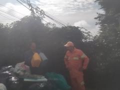 Captura de pantalla donde se observa a un residente y personal de Servicio de Limpia de la Ciudad de México sin cubrebocas, en el minuto 00:09:28 del video. Av. San Jerónimo, colonia San Bernabé Ocotepec, alcaldía La Magdalena Contreras, Ciudad de México. Video del 30 de agosto del 2021. Captura de pantalla del 10 de septiembre del 2021 por Ulises Felipe Chávez Valdovinos.