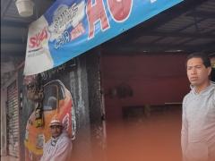 Empleado de gasera sentado en una silla y empleado del autolavado parado: ambos sin cubrebocas, en el minuto 00:00:15 del video. Tomado el 30 de agosto del 2021. Captura de pantalla del 12 de septiembre del 2021 por Ulises Felipe Chávez Valdovinos.