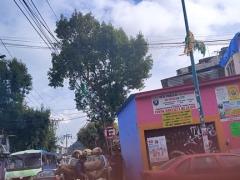 Vendedor de elotes y a un joven sin cubrebocas ambos, en el minuto 00:03:52 del video. Captura de pantalla del 12 de septiembre del 2021 por Ulises Felipe Chávez Valdovinos.