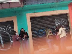 Cuatro mujeres adultas regalan caretas a nombre del alcalde electo del PRI, en el minuto 00:06:02 del video. Captura de pantalla del 12 de septiembre del 2021 por Ulises Felipe Chávez Valdovinos.