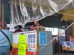 Captura de pantalla de dos tortilleras sin cubrebocas, en el minuto 00:04:03 del video. Captura de pantalla del 13 de septiembre del 2021 por Ulises Felipe Chávez Valdovinos.