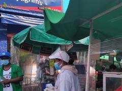 Captura de pantalla de dos vendedores del mercado toman la temperatura y aplica gel a la entrada del mercado de San Bernabé, en el minuto 00:04:11 del video. Captura de pantalla del 13 de septiembre del 2021 por Ulises Felipe Chávez Valdovinos.