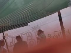 Captura de pantalla donde se observa a tres vendedores de frutas con el cubrebocas mal colocado, en el minuto 00:00:31 del video. Captura de pantalla del 13 de septiembre del 2021 por Ulises Felipe Chávez Valdovinos.
