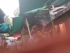 Captura de pantalla donde se observa a una marchante con cubrebocas mal puesto, en el minuto 00:01:02 del video. Captura de pantalla del 13 de septiembre del 2021 por Ulises Felipe Chávez Valdovinos.