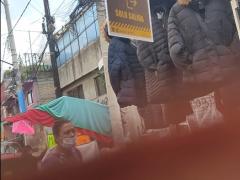 Captura de pantalla donde se observa a una marchante con cubrebocas mal puesto, en el minuto 00:03:34 del video. Captura de pantalla del 13 de septiembre del 2021 por Ulises Felipe Chávez Valdovinos.