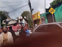 Captura de pantalla donde se observa a una familia cruzando avenida San Bernabé: el niño no trae cubrebocas y el adolescente lo trae mal puesto, en el minuto 00:04:40 del video. Captura de pantalla del 13 de septiembre del 2021 por Ulises Felipe Chávez Valdovinos.