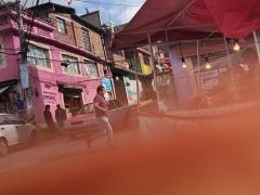 Captura de pantalla donde se observa a un hombre adulto sin cubrebocas cruzando la calle, en el minuto 00:06:65 del video. Captura de pantalla del 13 de septiembre del 2021 por Ulises Felipe Chávez Valdovinos.