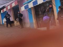 Captura de pantalla donde se observa, de izquierda a derecha, a dos policías, uno de ellos sin cubrebocas, y del otro lado, el dueño de la papelería con el cubrebocas en el cuello platicando con dos mujeres, en el minuto 00:07:32 del video. Captura de pantalla del 13 de septiembre del 2021 por Ulises Felipe Chávez Valdovinos.