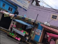 Mujeres atiende verdulería, ambas sin cubrebocas, en el minuto 00:02:09 del video. Captura de pantalla por Ulises Felipe Chávez Valdovinos.