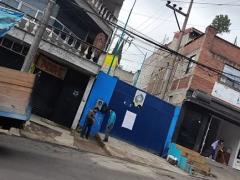 Joven checador de sudadera azul y taxista de base pirata, ambos sin cubrebocas, en el minuto 00:03:05 del video. Captura de pantalla por Ulises Felipe Chávez Valdovinos.