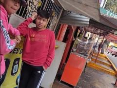 Dos adolescentes sin cubrebocas, en el minuto 00:01:58 del video. Captura de pantalla por Ulises Felipe Chávez Valdovinos.
