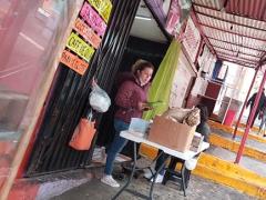 Vendedora de chilaquiles con el cubrebocas mal colocado, en el minuto 00:02:03 del video. Captura de pantalla por Ulises Felipe Chávez Valdovinos.