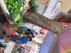 Niño vendedor de verduras sin cubrebocas, en el minuto 00:04:00 del video. Captura de pantalla por Ulises Felipe Chávez Valdovinos.