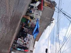Vendedora de frutas con el cubrebocas en el cuello, en el minuto 00:05:24 del video. Captura de pantalla por Ulises Felipe Chávez Valdovinos.