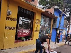 Niña sin cubrebocas que intenta pararse de la carriola, mientras su madre intenta detenerla. En el minuto 00:00:29 del video. Captura de pantalla: Ulises Felipe Chávez Valdovinos.