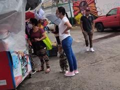 Niño de dos años sin cubrebocas que acompaña a su mamá y a su abuela en las compras. Detrás, se observa a un joven con gorra sin cubrebocas. En el minuto 00:00:57 del video. Captura de pantalla: Ulises Felipe Chávez Valdovinos.