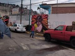 Joven sin cubrebocas. Usa una gorra y un chaleco rojo. En el minuto 00:01:01 del video. Captura de pantalla: Ulises Felipe Chávez Valdovinos.