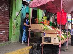 Adolescente vendedor de verduras sin cubrebocas. En el minuto 00:01:29 del video. Captura de pantalla: Ulises Felipe Chávez Valdovinos.