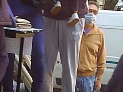Hombre de la tercera edad con cubrebocas, espera en la fila de entrada para toma de temperatura, en el minuto 00:01:55 del video. Captura de pantalla: Ulises Felipe Chávez Valdovinos.