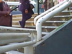 Parte de la fila en la escalera para ingresar al hospital, en el minuto 00:02:46 del video. Captura de pantalla: Ulises Felipe Chávez Valdovinos.