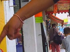 Un señor indica a su hija un tipo de pan; atrás una mujer jalonea a su hijo, y enfrente una mujer sin cubrebocas mira hacia la cámara, en el minuto 00:00:31 del video. Captura de pantalla por Ulises Felipe Chávez Valdovinos.