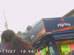Mujer adulta sin cubrebocas que va con su hija, en el minuto 00:01:25 del video. Captura de pantalla por Ulises Felipe Chávez Valdovinos.