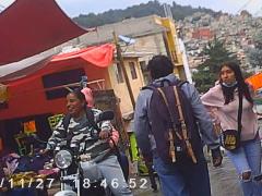 Señora sin cubrebocas sobre una motocicleta y a una joven con el cubrebocas mal colocado, en el minuto 00:02:24 del video. Captura de pantalla por Ulises Felipe Chávez Valdovinos.
