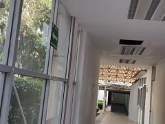 Rampa que lleva del edificio principal hacia el Área COVID-19 y los anexos. Captura de pantalla de un video tomado el 29 de septiembre del 2021 por Ulises Felipe Chávez Valdovinos.