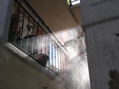 Un elemento de la cuadrilla de sanitización de la alcaldía Gustavo A. Madero sanitizando las escaleras de los edificios C-3 y A-2 de la unidad habitacional Plan de Iguala 69, ubicada en la colonia La Purísima Ticomán. Se puede apreciar el descenso de las partículas de amonio cuaternario. Fotografía: César Omar Rojas Gómez.