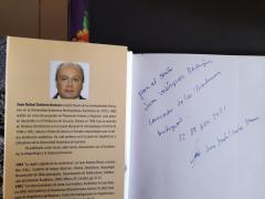 Dedicatoria del libro. Fotografía: Juan Velázquez Rodríguez.