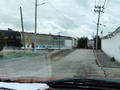 Dos personas cercanas a las vías del tren, los cuales no portan cubrebocas. Fotografía: Ulises Felipe Chávez Valdovinos.
